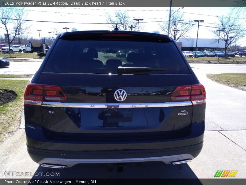 Deep Black Pearl / Titan Black 2019 Volkswagen Atlas SE 4Motion
