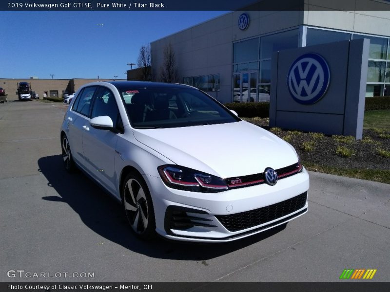 Pure White / Titan Black 2019 Volkswagen Golf GTI SE