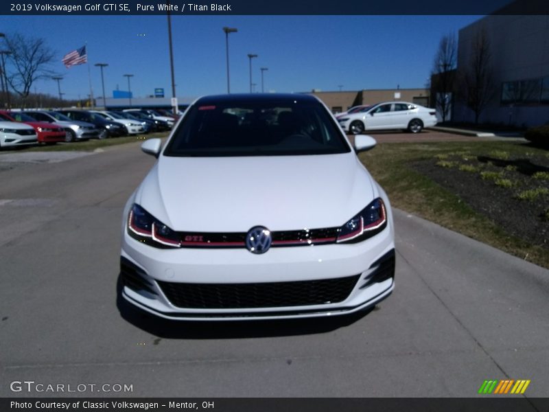 Pure White / Titan Black 2019 Volkswagen Golf GTI SE