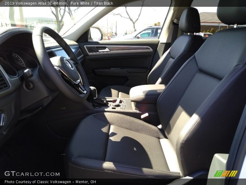 Pure White / Titan Black 2019 Volkswagen Atlas SE 4Motion