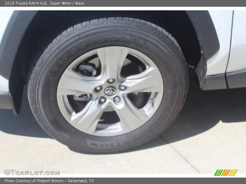 Super White / Black 2019 Toyota RAV4 XLE