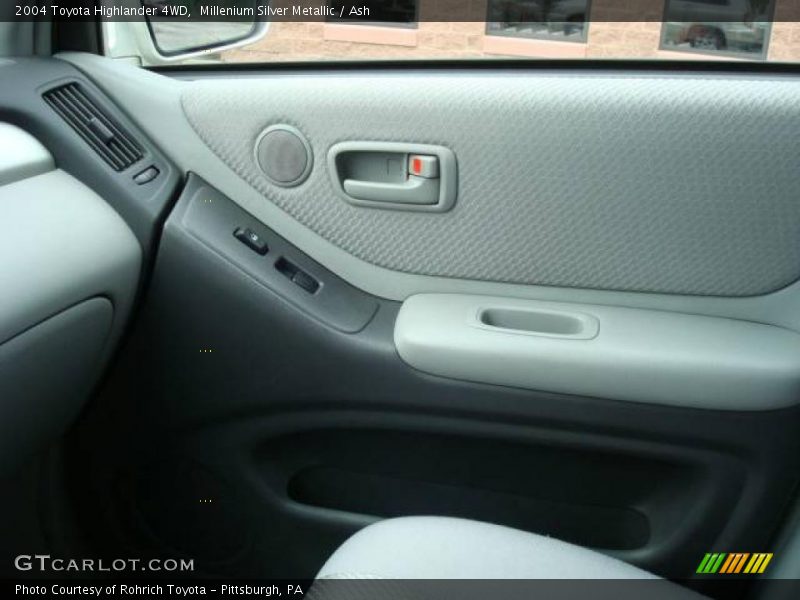 Millenium Silver Metallic / Ash 2004 Toyota Highlander 4WD