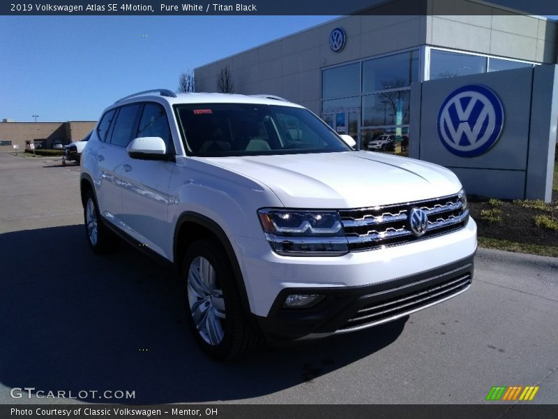 Pure White / Titan Black 2019 Volkswagen Atlas SE 4Motion