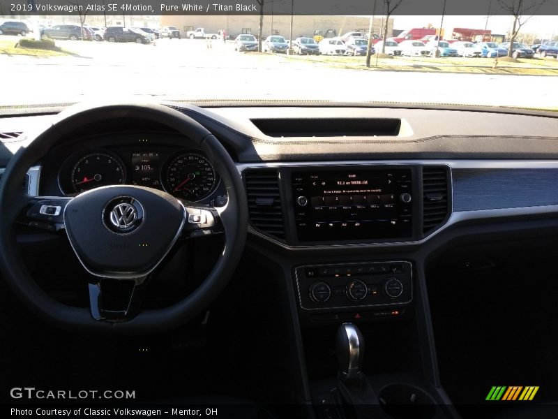 Pure White / Titan Black 2019 Volkswagen Atlas SE 4Motion