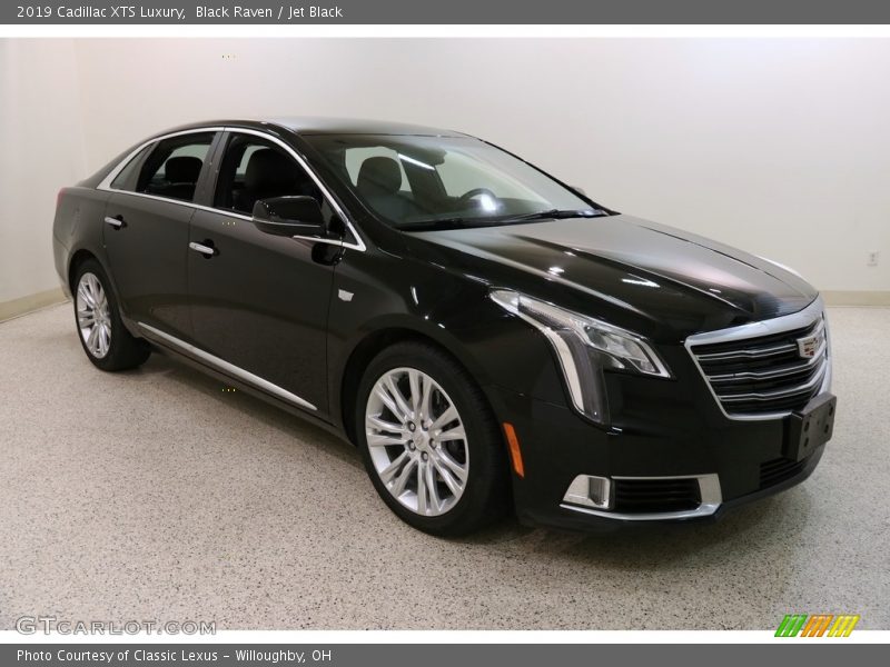 Front 3/4 View of 2019 XTS Luxury