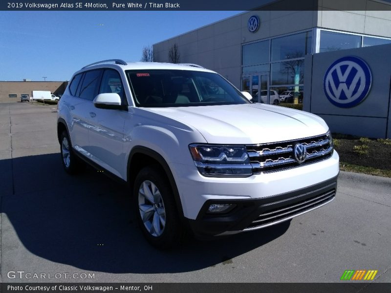 Pure White / Titan Black 2019 Volkswagen Atlas SE 4Motion