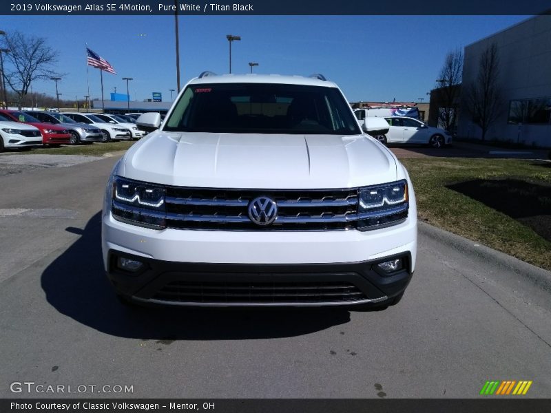 Pure White / Titan Black 2019 Volkswagen Atlas SE 4Motion