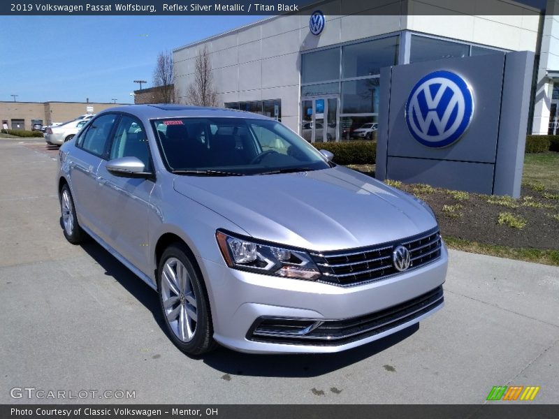 Front 3/4 View of 2019 Passat Wolfsburg