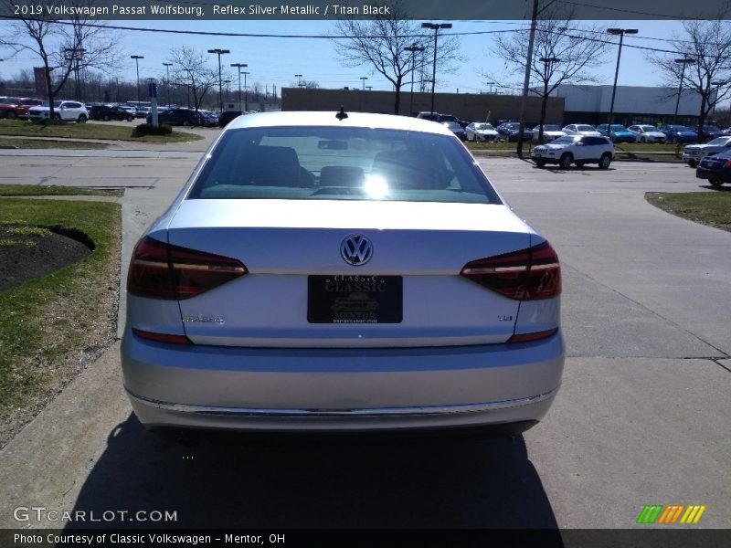 Reflex Silver Metallic / Titan Black 2019 Volkswagen Passat Wolfsburg