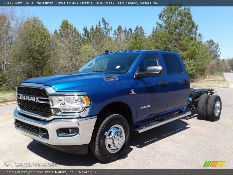 Front 3/4 View of 2019 3500 Tradesman Crew Cab 4x4 Chassis