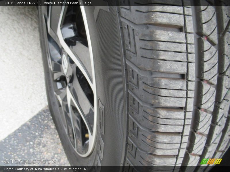 White Diamond Pearl / Beige 2016 Honda CR-V SE