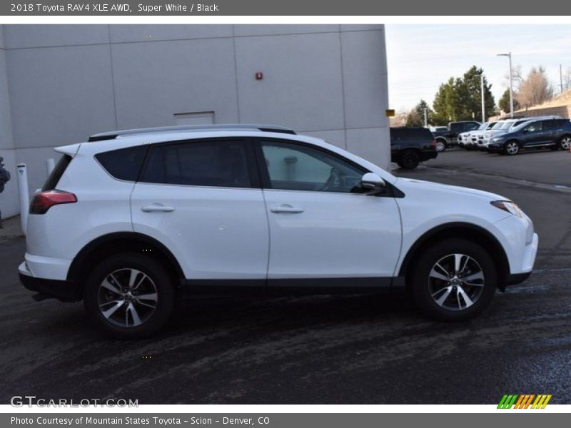 Super White / Black 2018 Toyota RAV4 XLE AWD