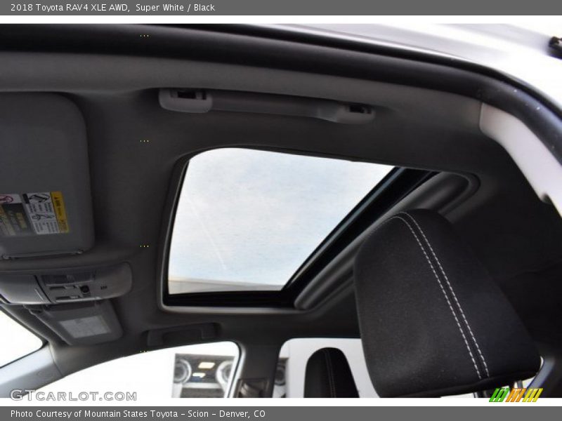 Super White / Black 2018 Toyota RAV4 XLE AWD