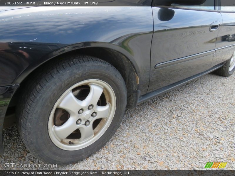 Black / Medium/Dark Flint Grey 2006 Ford Taurus SE