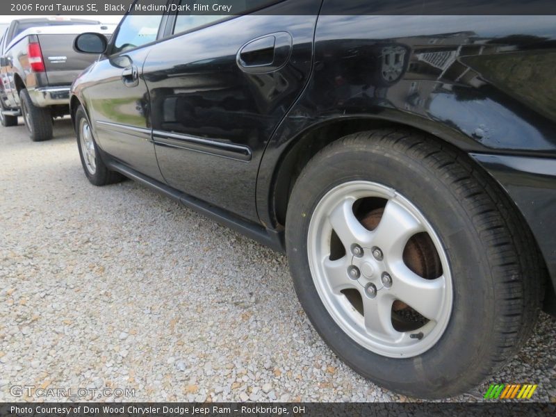 Black / Medium/Dark Flint Grey 2006 Ford Taurus SE