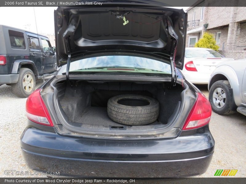 Black / Medium/Dark Flint Grey 2006 Ford Taurus SE