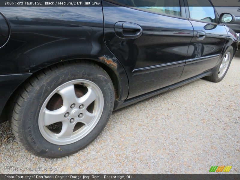 Black / Medium/Dark Flint Grey 2006 Ford Taurus SE