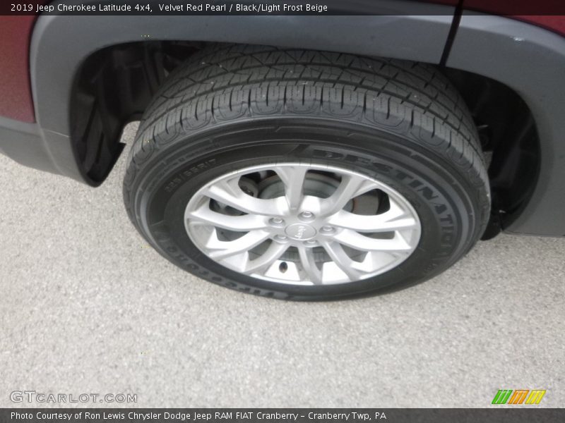 Velvet Red Pearl / Black/Light Frost Beige 2019 Jeep Cherokee Latitude 4x4