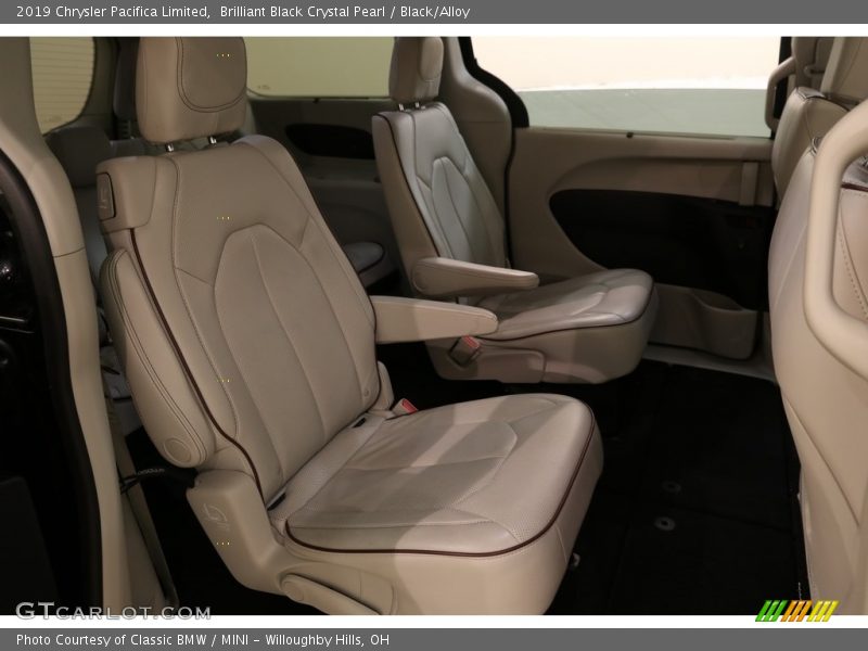 Brilliant Black Crystal Pearl / Black/Alloy 2019 Chrysler Pacifica Limited