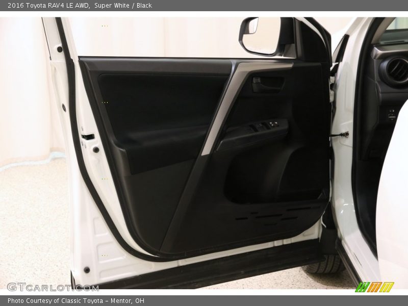 Super White / Black 2016 Toyota RAV4 LE AWD