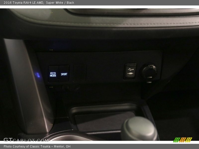 Super White / Black 2016 Toyota RAV4 LE AWD