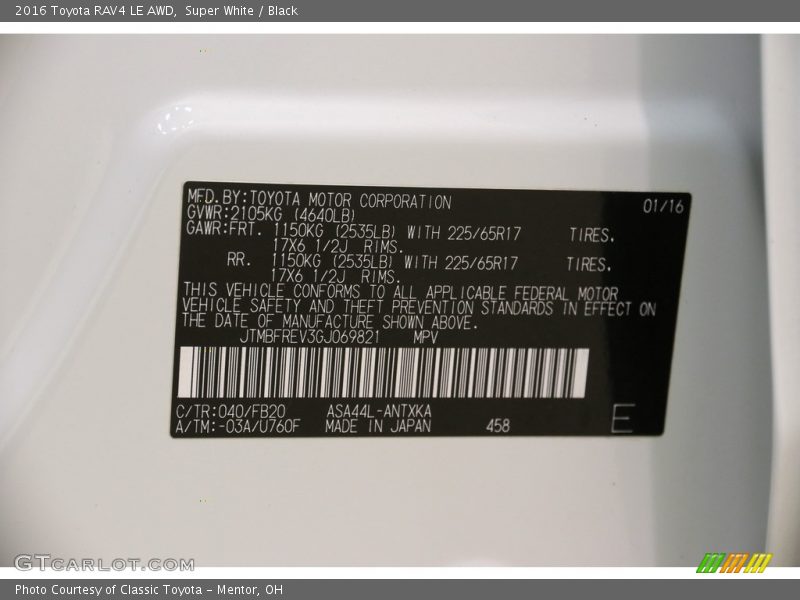 Super White / Black 2016 Toyota RAV4 LE AWD