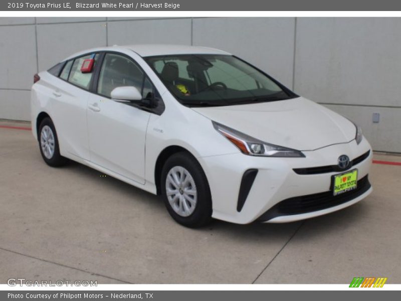 Front 3/4 View of 2019 Prius LE