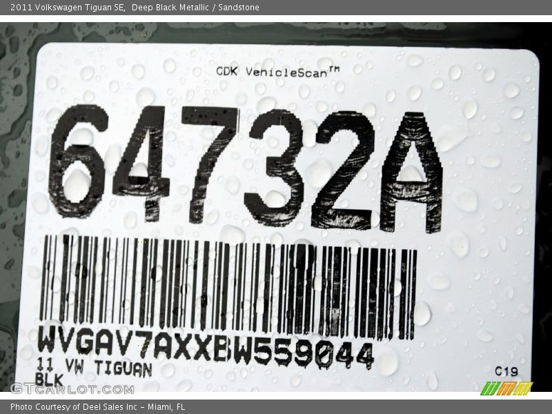 Deep Black Metallic / Sandstone 2011 Volkswagen Tiguan SE