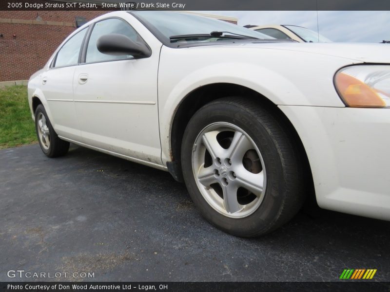 Stone White / Dark Slate Gray 2005 Dodge Stratus SXT Sedan
