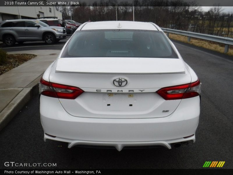 Super White / Black 2018 Toyota Camry SE