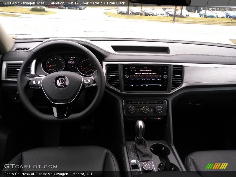 Reflex Silver Metallic / Titan Black 2019 Volkswagen Atlas SE 4Motion