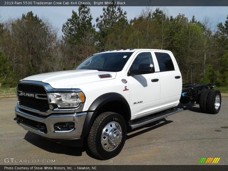 Front 3/4 View of 2019 5500 Tradesman Crew Cab 4x4 Chassis