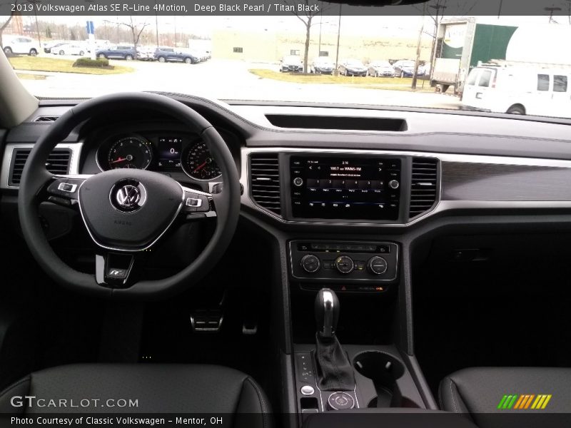Deep Black Pearl / Titan Black 2019 Volkswagen Atlas SE R-Line 4Motion