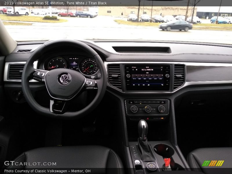 Pure White / Titan Black 2019 Volkswagen Atlas SE 4Motion