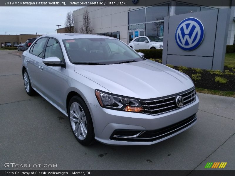 Front 3/4 View of 2019 Passat Wolfsburg