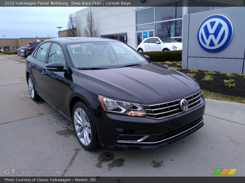 Deep Black Pearl / Cornsilk Beige 2019 Volkswagen Passat Wolfsburg