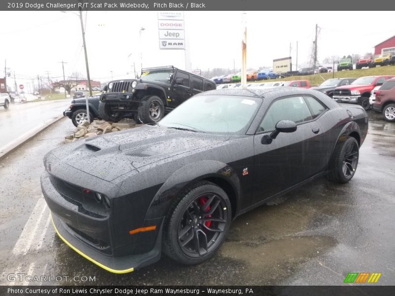 Front 3/4 View of 2019 Challenger R/T Scat Pack Widebody