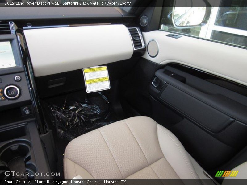 Santorini Black Metallic / Acorn/Ebony 2019 Land Rover Discovery SE