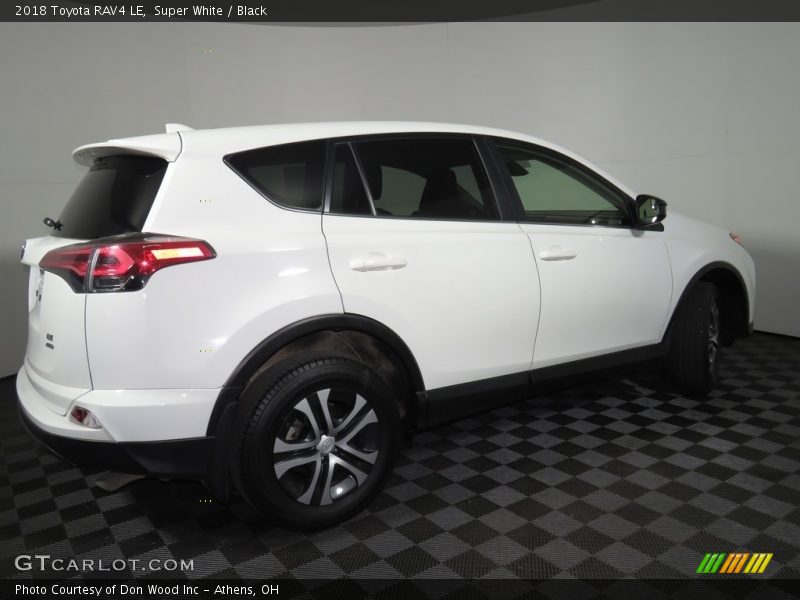 Super White / Black 2018 Toyota RAV4 LE