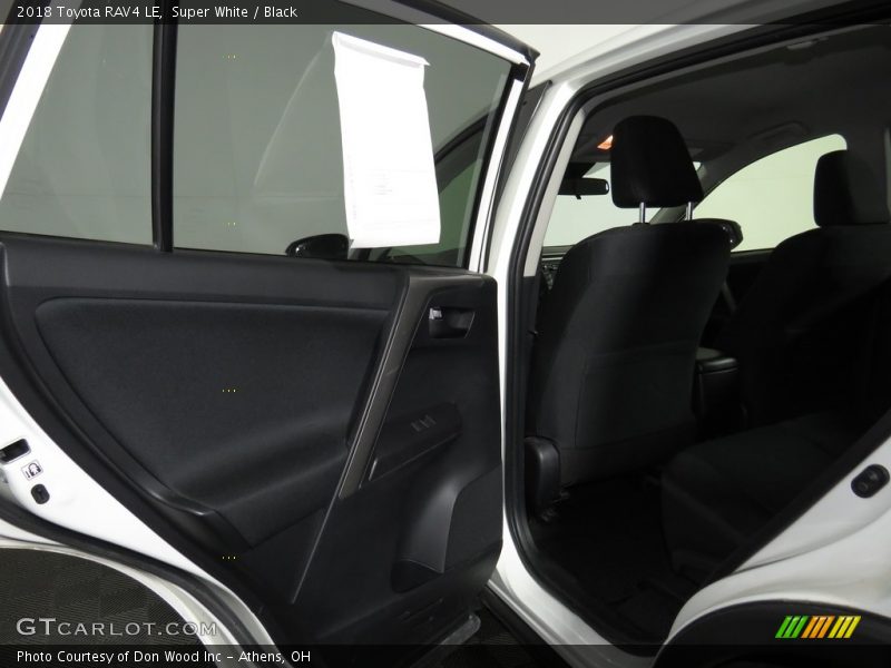 Super White / Black 2018 Toyota RAV4 LE