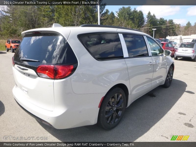 Luxury White Pearl / Black/Black 2019 Chrysler Pacifica Touring L