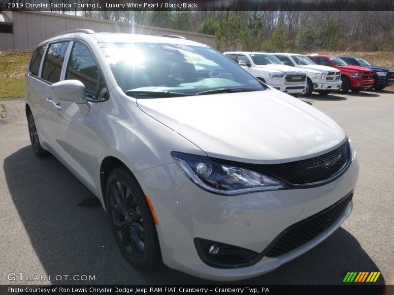 Front 3/4 View of 2019 Pacifica Touring L