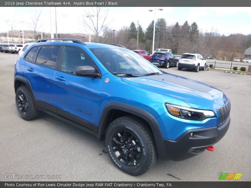 Front 3/4 View of 2019 Cherokee Trailhawk 4x4