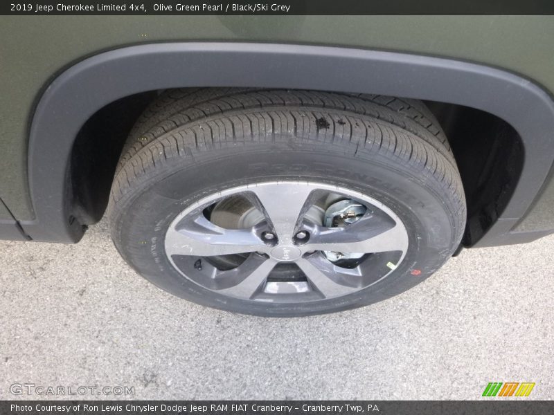Olive Green Pearl / Black/Ski Grey 2019 Jeep Cherokee Limited 4x4