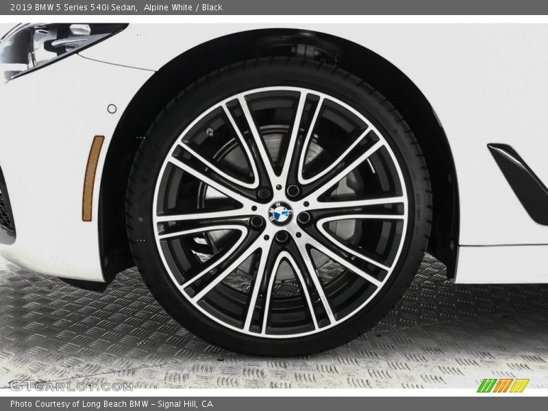 Alpine White / Black 2019 BMW 5 Series 540i Sedan