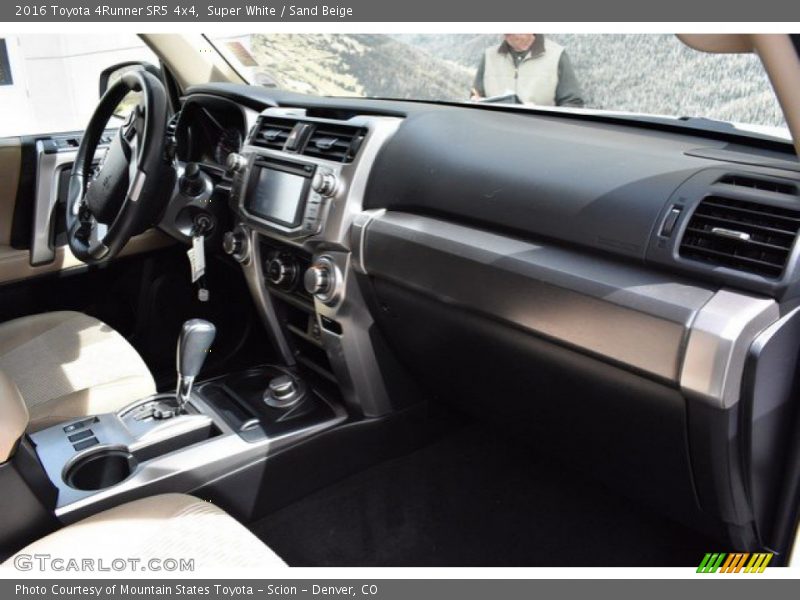 Super White / Sand Beige 2016 Toyota 4Runner SR5 4x4