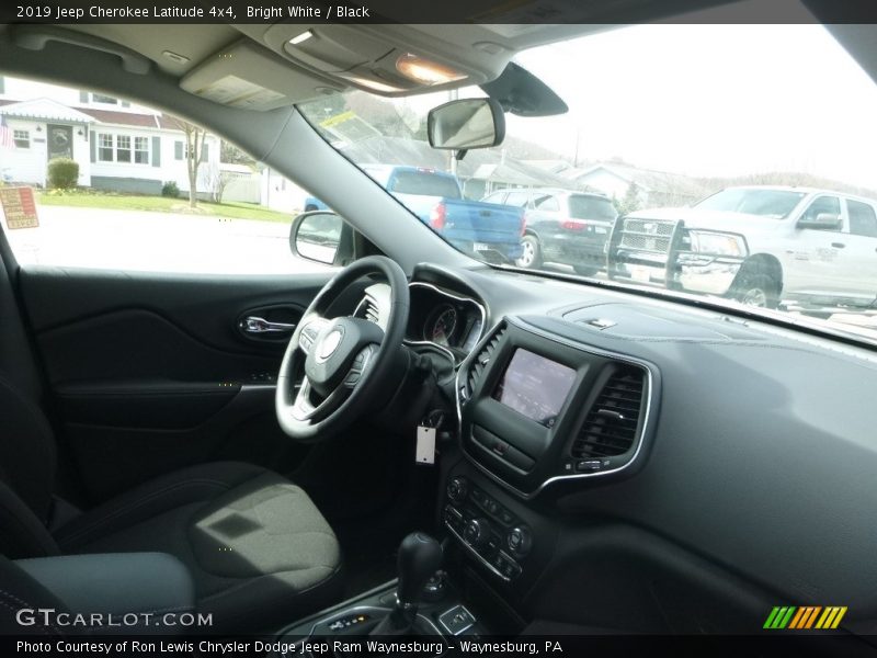 Bright White / Black 2019 Jeep Cherokee Latitude 4x4