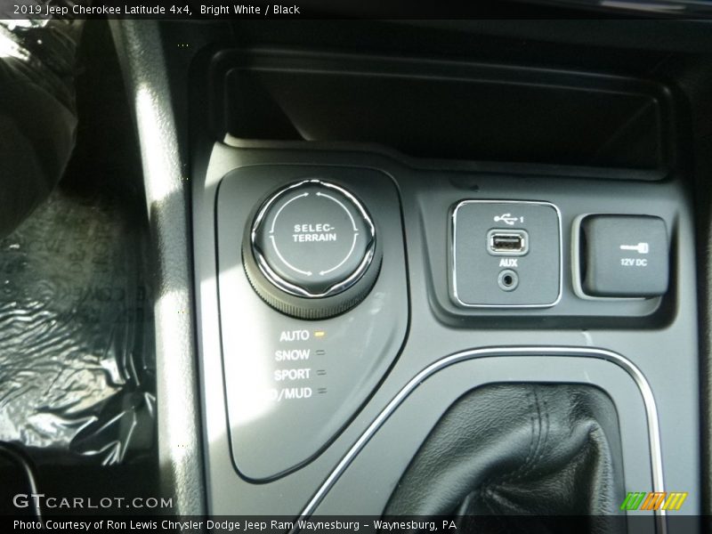 Bright White / Black 2019 Jeep Cherokee Latitude 4x4