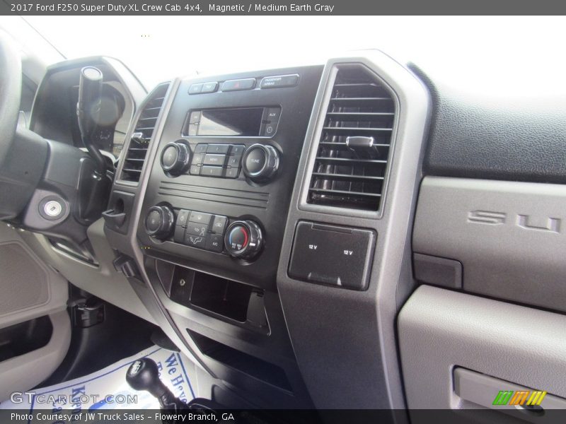 Magnetic / Medium Earth Gray 2017 Ford F250 Super Duty XL Crew Cab 4x4