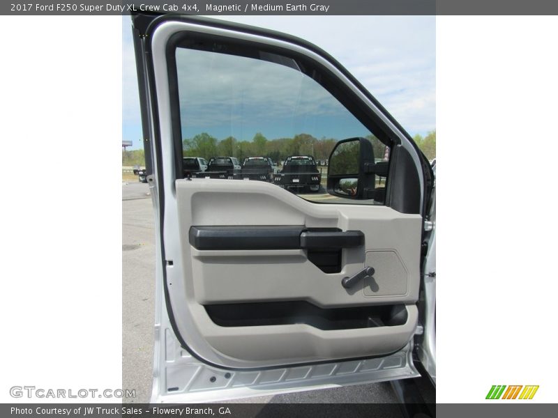 Magnetic / Medium Earth Gray 2017 Ford F250 Super Duty XL Crew Cab 4x4